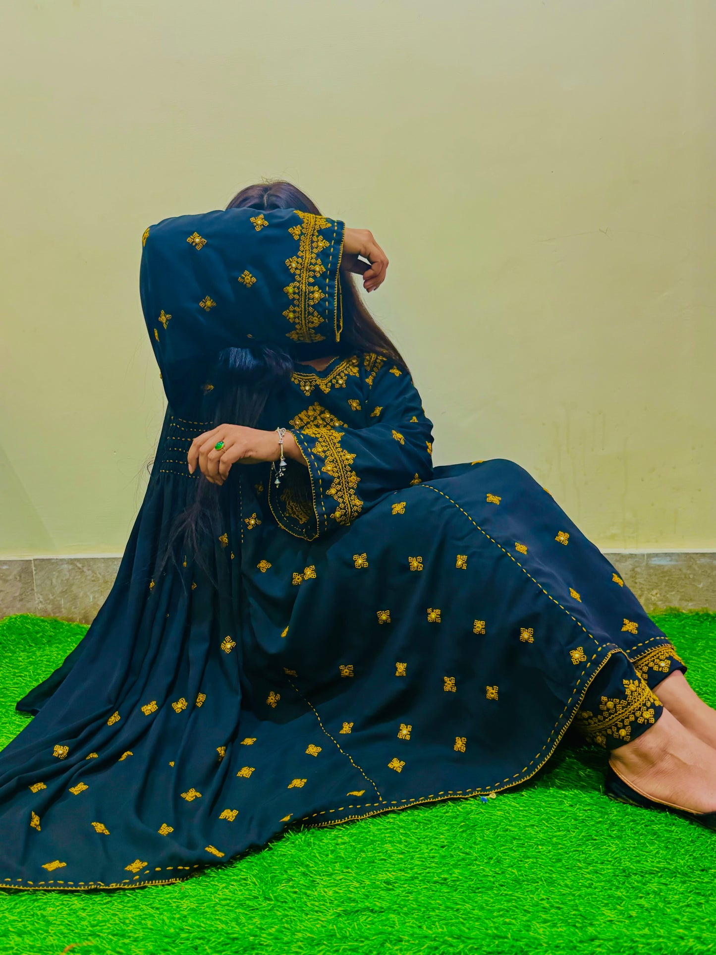 Siyah Saaz - 2Pc Hand Embroidered Suit